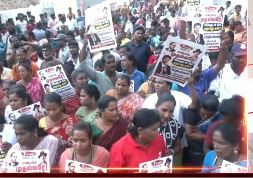 நாங்க குப்பை அள்ளுவதால் குப்பை மாதிரி நடத்துறீங்களா?" — போராட்டத்தில் தூய்மைப் பணியாளர்கள் ஆவேசம்!