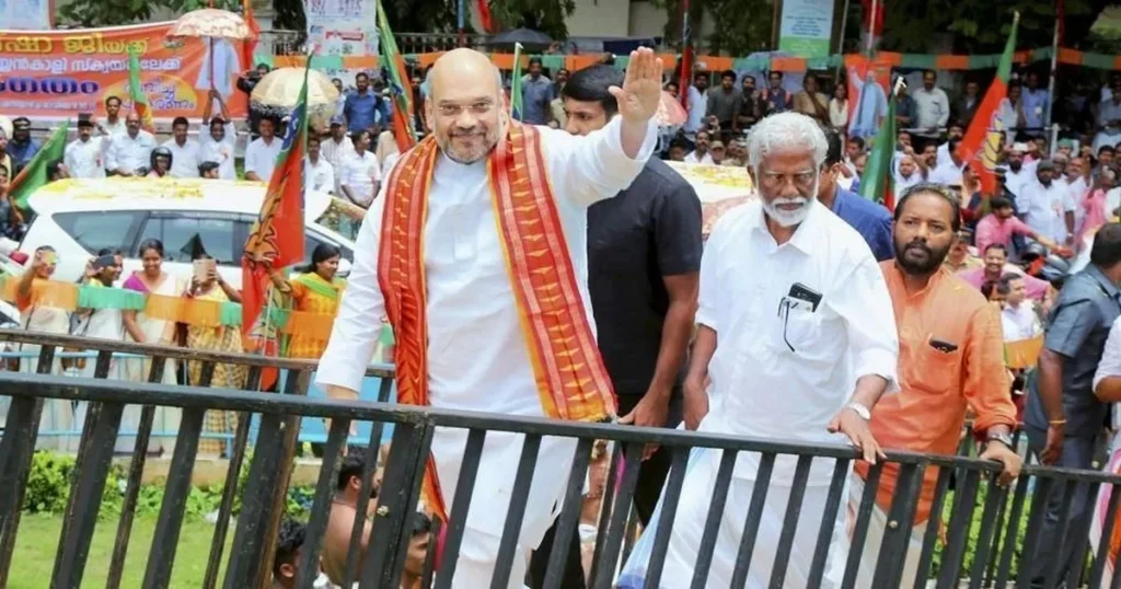 புதுச்சேரியில் பரபரப்பு: குடியரசுத் தலைவர் விருது வழங்கும் விழாவில் வெயிலின் கொடுமைக்கு மயங்கி விழுந்த 15-க்கும் மேற்பட்ட காவலர்கள்!