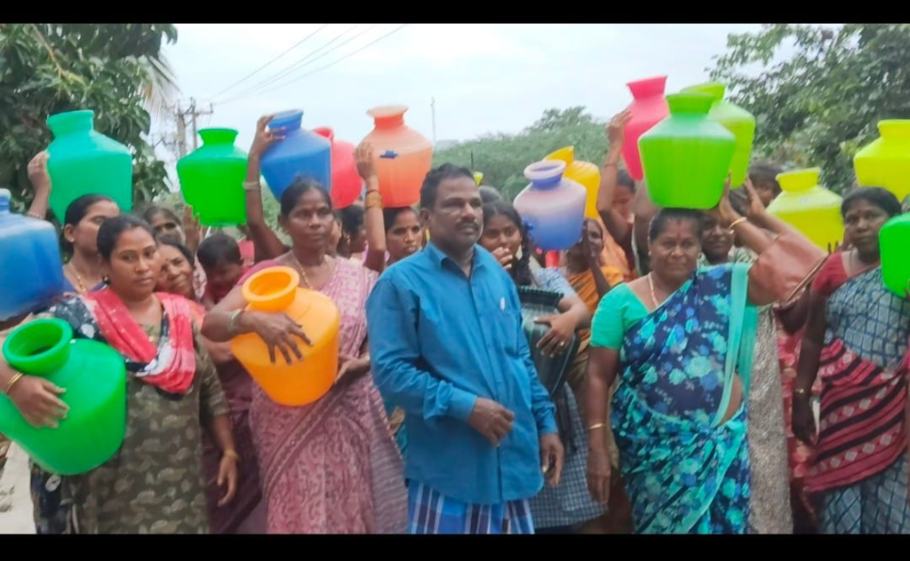 நாமக்கல்:எலந்தகுட்டையில் கிராம சபை கூட்டத்தில் கடும் பரபரப்பு!"ஆட்சிக்கு வந்து 3 மாதங்களாகியும் குடிநீர் இல்லை" – த.வெ.க நிர்வாகிகளை முற்றுகையிட்ட பொதுமக்கள்!