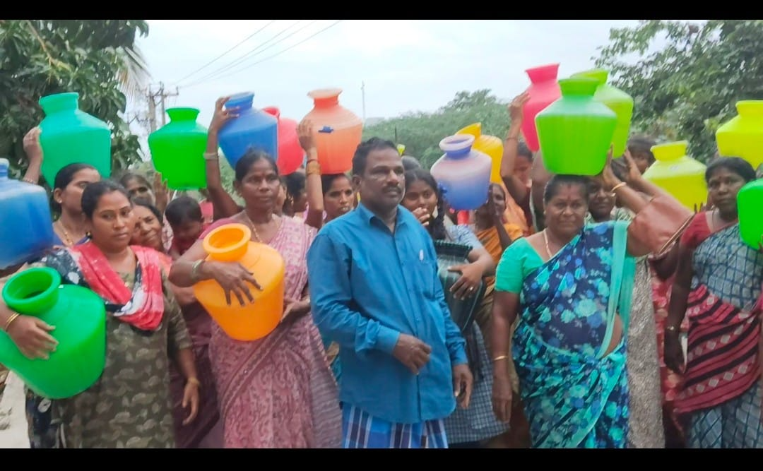 நாமக்கல்:எலந்தகுட்டையில் கிராம சபை கூட்டத்தில் கடும் பரபரப்பு!”ஆட்சிக்கு வந்து 3 மாதங்களாகியும் குடிநீர் இல்லை” – த.வெ.க நிர்வாகிகளை முற்றுகையிட்ட பொதுமக்கள்!