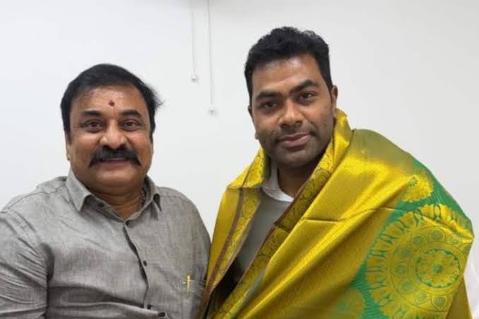 அதிமுக மாவட்டச் செயலாளர் தவெகவில் இணைப்பு: பட்டாசு வெடித்து, உருவப் படத்தை செருப்பால் அடித்துக் கொண்டாடிய தொண்டர்கள்!
