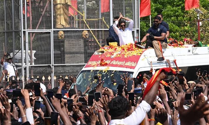 "நாங்கள் ஓட்டுக்குப் பேரம் பேசவில்லை; மானத்தை விற்கவில்லை!" - ஆளும் தவெக அரசை அக்குவேறு ஆணிவேறாகப் பிய்த்துத் தள்ளிய சீமான்!