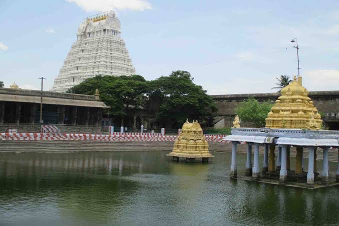 ஆவணி அவிட்டம்: காஞ்சிபுரம் அத்திவரதர் கோயில் குளத்தைத் திறக்கக் கோரி வழக்கு!