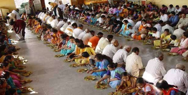 புதுக்கோட்டை: கந்தர்வக்கோட்டை வெள்ள முனியன்கோயில் கிடா வெட்டு பூஜை திருவிழா கோலாகலம்; 1,000 கிலோ ஆட்டுக்கறியுடன் 5,000 பேருக்கு பிரமாண்ட அன்னதானம்!