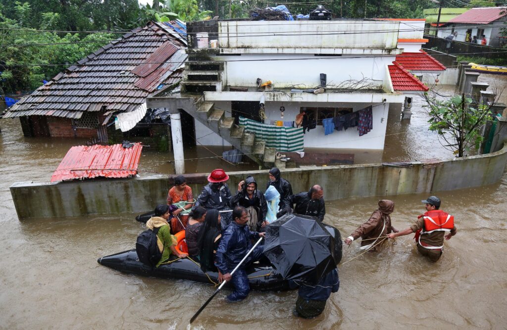 கேரளாவில் தொடர் கனமழை வெறித்தாண்டவம்: 8 பேர் பலி; 5,700-க்கும் மேற்பட்டோர் முகாம்களில் பாதுகாப்புடன் மீட்பு!