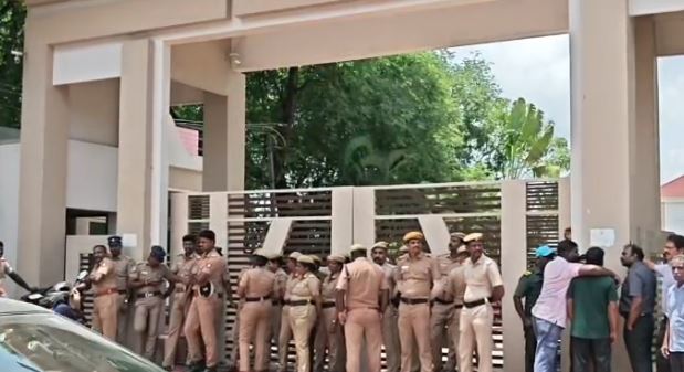 செல்போன் பேசியதாக கண்டித்ததால் கல்லூரி மாடியிலிருந்து குதித்து கேரள மாணவி தற்கொலை!