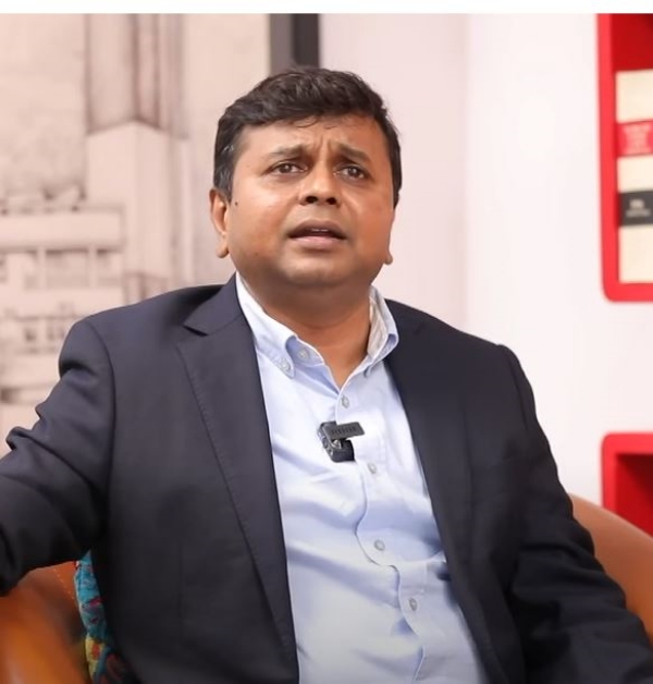 "ஆட்சி நடத்துகிறார்களா அல்லது விளம்பரப் படமா?" - தமிழக அரசின் 'போலி பிம்பங்களை' கிழித்தெறிந்த வழக்கறிஞர் சரவணன்!