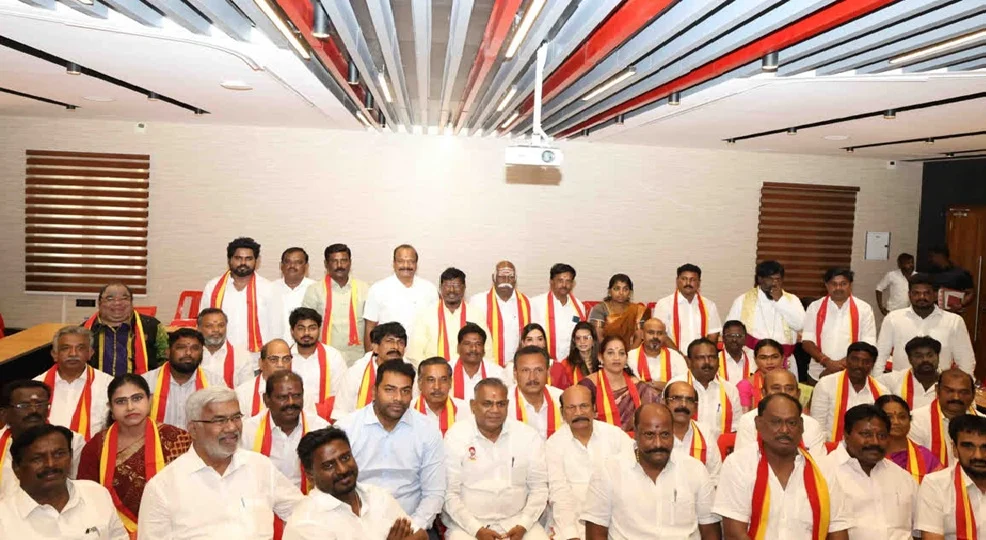 தமிழகத்தில் மாறும் அரசியல் சூழல்: தவெக அரசின் 100 நாட்கள் மற்றும் அதிமுகவின் வீழ்ச்சி குறித்து மூத்த பத்திரிகையாளர் எஸ். லட்சுமணன் காரசாரம்!