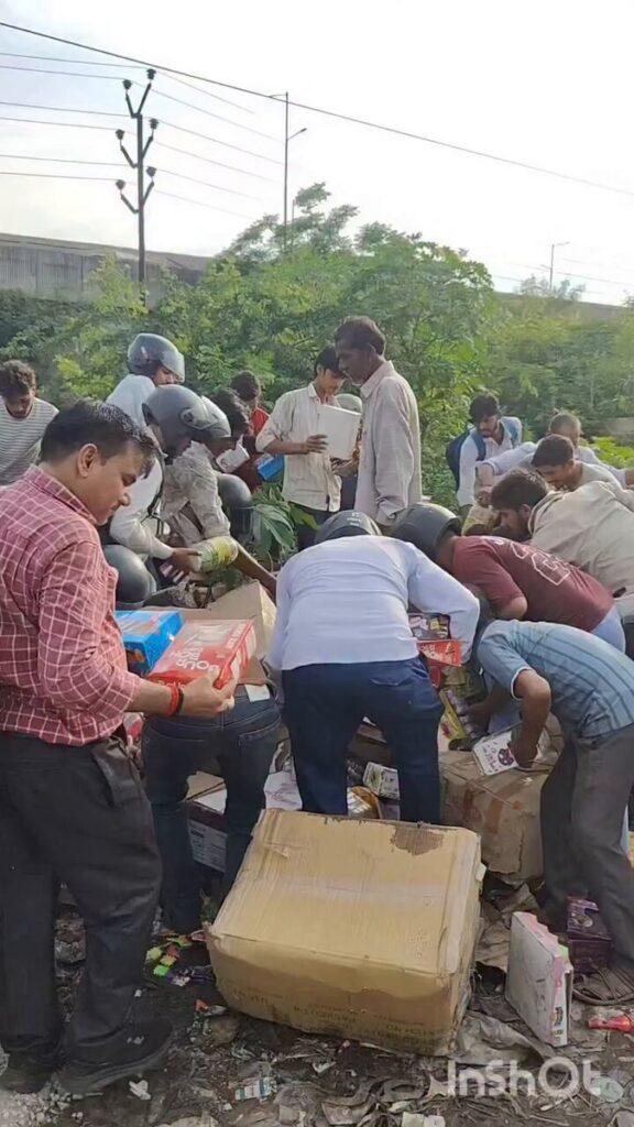 கான்பூரில் நடந்த ஷாக்கிங் சம்பவம்! குப்பைக் கிடங்கில் குவிந்த மக்கள்... வைரலாகும் பதறவைக்கும் வீடியோ!