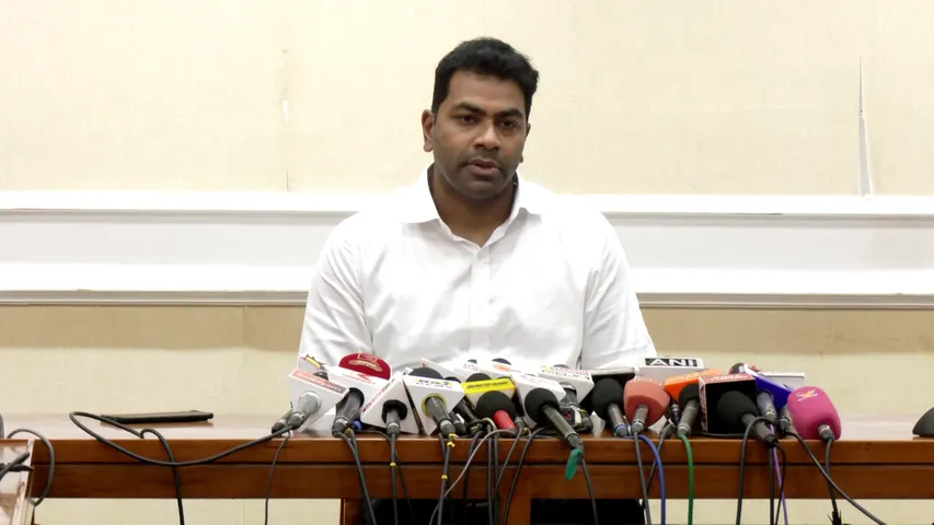 திமுகவின் ‘பார்ட்டி ஃபண்ட்’ பின்னணியில் மார்ட்டின் குடும்பமா? ஆதவ் அர்ஜுனாவின் குற்றச்சாட்டால் தமிழக அரசியல் பரபரப்பு!