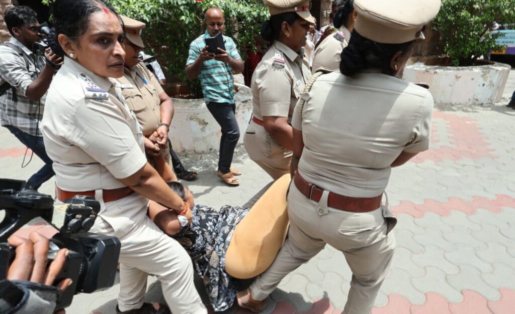 மாணவர் தமிழ்ச்செல்வன் மரண வழக்கு: நீதி கோரி மதுரை ஆட்சியர் அலுவலகத்தை முற்றுகையிட்ட அமைப்பினர் குண்டுக்கட்டாக கைது!
