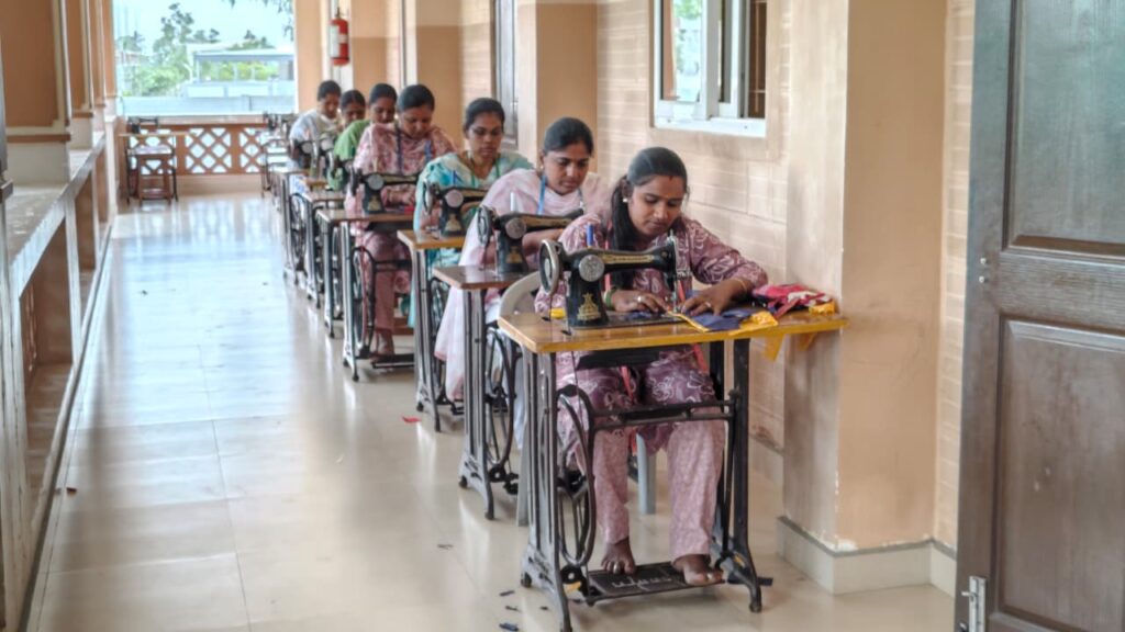 கோவையில் கிராமத்துப் பெண்களின் சாதனைத் தொழிற்புரட்சி: பிள்ளையப்பம்பாளையம் காட்டும் ஒளிமயமான பாதை!
