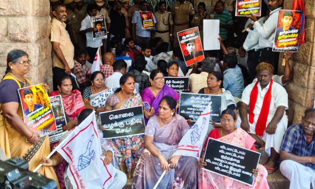 மாணவர் தமிழ்ச்செல்வன் மரண வழக்கு: நீதி கோரி மதுரை ஆட்சியர் அலுவலகத்தை முற்றுகையிட்ட அமைப்பினர் குண்டுக்கட்டாக கைது!