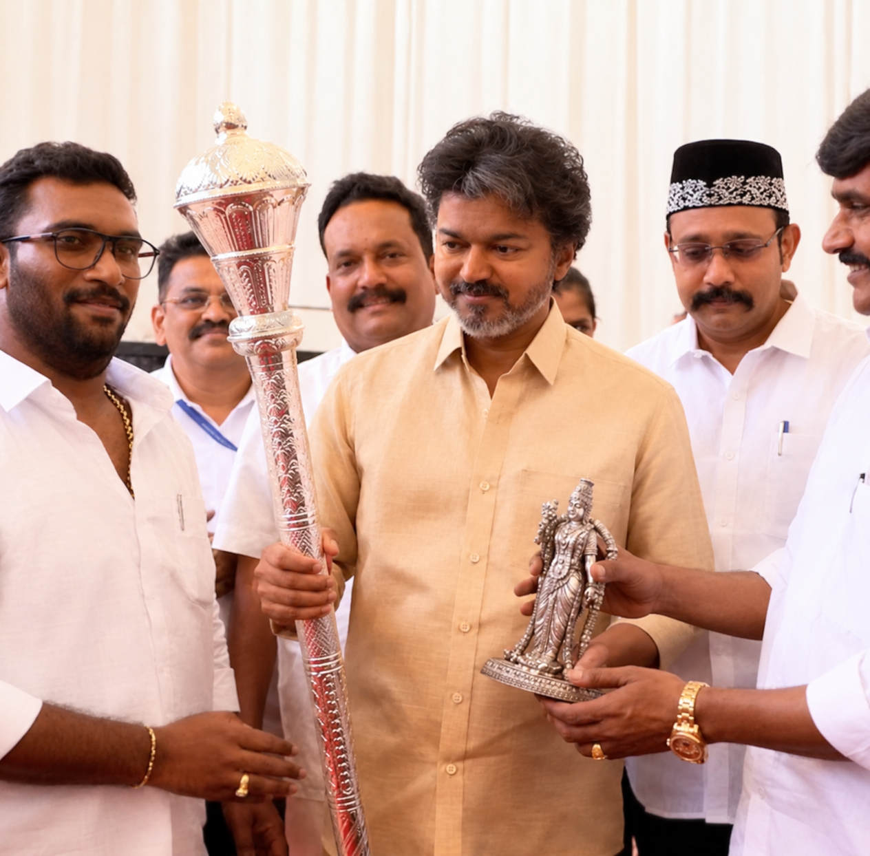மதுரை வந்திறங்கிய முதலமைச்சர் விஜய்க்கு உற்சாக வரவேற்பு.. நினைவுப் பரிசு வழங்கி கட்டியணைத்து புகைப்படம் எடுத்துக் கொண்ட தவெக நிர்வாகிகள்!