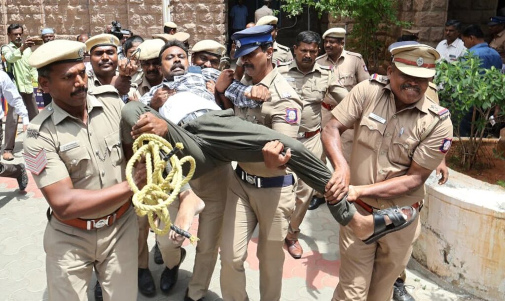 மாணவர் தமிழ்ச்செல்வன் மரண வழக்கு: நீதி கோரி மதுரை ஆட்சியர் அலுவலகத்தை முற்றுகையிட்ட அமைப்பினர் குண்டுக்கட்டாக கைது!