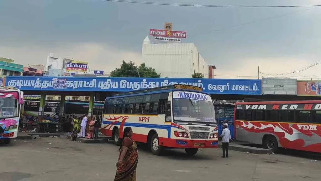 குடியாத்தம் - வேலூர் வழித்தடத்தில் திடீர் பேருந்து கட்டண உயர்வு: முறையான அறிவிப்பின்றி கூடுதல் கட்டணம் வசூலிப்பதால் பயணிகள் கடும் அவதி!