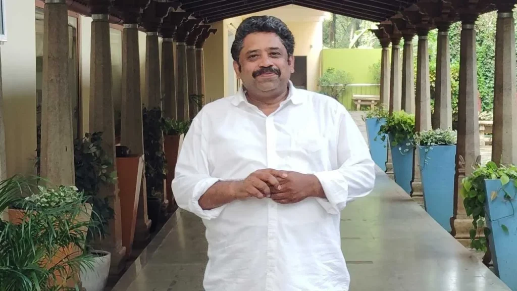 52 முக்கியக் கோயில்களில் செல்போன்களுக்குத் தடை: இந்து சமய அறநிலையத்துறையின் நடவடிக்கைக்கு இயக்குநர் சீனு ராமசாமி வரவேற்பு!