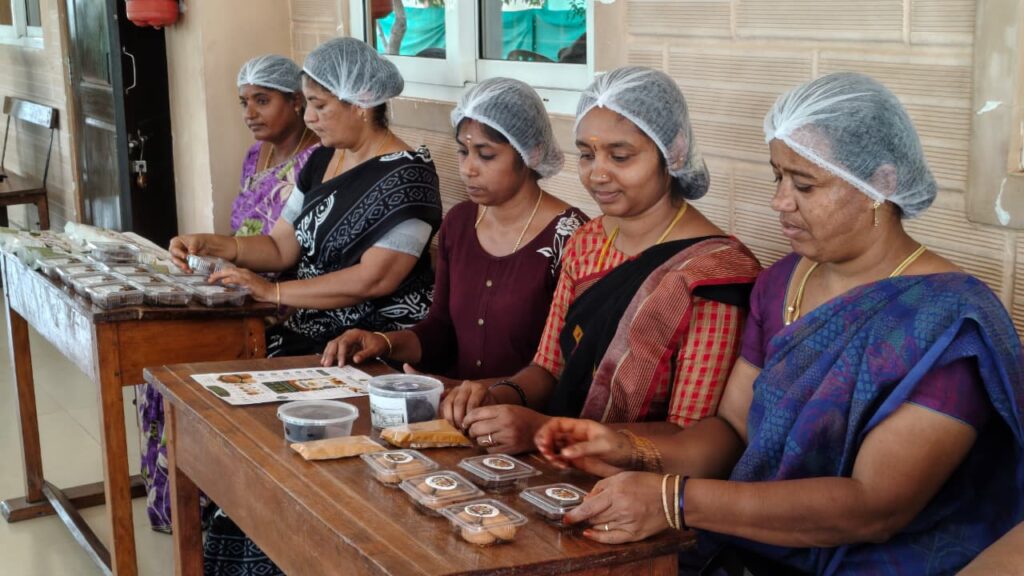 கோவையில் கிராமத்துப் பெண்களின் சாதனைத் தொழிற்புரட்சி: பிள்ளையப்பம்பாளையம் காட்டும் ஒளிமயமான பாதை!