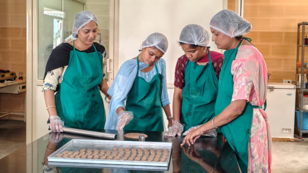 கோவையில் கிராமத்துப் பெண்களின் சாதனைத் தொழிற்புரட்சி: பிள்ளையப்பம்பாளையம் காட்டும் ஒளிமயமான பாதை!