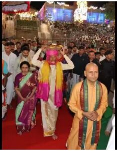 திருப்பதி பிரம்மோற்சவம்: மலையப்ப சுவாமிக்கு பட்டு வஸ்திரம் சமர்ப்பித்த ஆந்திர முதலமைச்சர் சந்திரபாபு நாயுடு