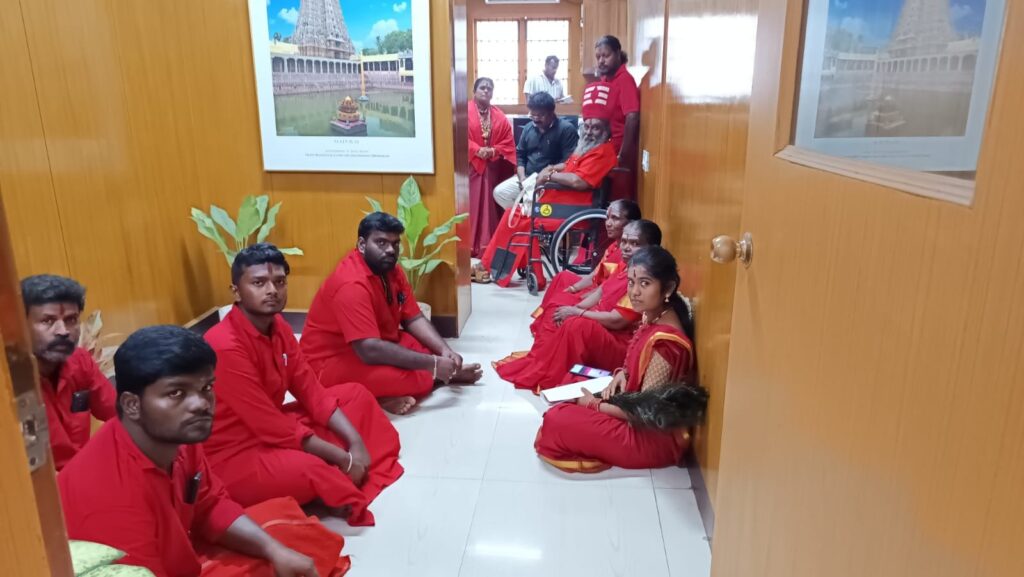 சென்னையில் பரபரப்பு: அறநிலையத்துறை அலுவலகத்தில் ஓதுவார்கள் உள்ளிருப்புப் போராட்டம் — பின்னணி என்ன?