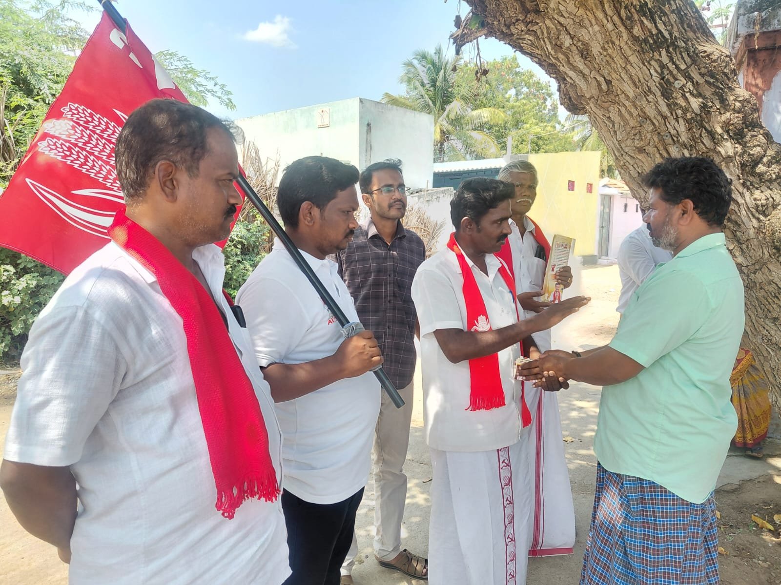 தாராபுரம் தொகுதி இடைத்தேர்தல்: மூலனூர் மீனாட்சிபுரம் பகுதியில் CPI வேட்பாளர் லட்சுமணன் வாக்கு சேகரிப்பு!
