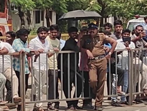 காவல்துறை உங்கள் நண்பன்..! பாதுகாப்பு பணியில் இருந்த காவலருக்கும் சேர்த்து குடை பிடித்த இளைஞர் – நெகிழ வைத்த காட்சி!