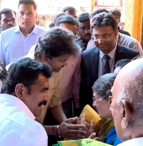 மதுரை மீனாட்சி அம்மன் கோவிலுக்கு வருகை தந்த முதலமைச்சர் விஜய்யை வரவேற்ற கோவில் அறங்காவலர் குழு தலைவர் ருக்மணி!