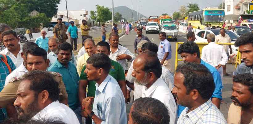 அலட்சியத்தின் உச்சம்! ஓடும் அரசு பஸ்ஸில் இருந்து ரோட்டில் தூக்கி வீசப்பட்ட 10 மாணவிகள்.. மருத்துவமனையில் தீவிர சிகிச்சை!