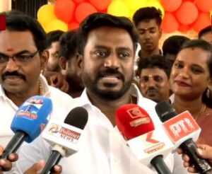 கண்ணாடிய திருப்புனா ஆட்டோ எப்படி ஓடும்..? தல படத்துல கருணாஸ் சொல்ற மாதிரி இருக்கு – டி.ஆர்.பாலு மனு குறித்த கேள்விக்கு காமெடி பதிலடி கொடுத்த அமைச்சர் ராஜ்மோகன்!