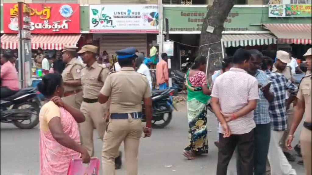 கூட்டுறவு பயிர்க்கடன் தள்ளுபடி: சமயபுரத்தில் பனை ஓலையுடன் விவசாயிகள் காத்திருப்புப் போராட்டம் – உணவளிக்க வந்த தவெகவினருடன் வாக்குவாதம்!
