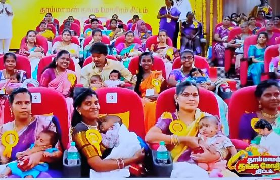 தாய் மாமன் ஸ்தானத்தில் குழந்தைகளுக்கு மோதிரம் அணிவித்து குழு புகைப்படம் எடுத்துக்கொண்ட முதலமைச்சர் விஜய்.. புறப்படும் போது பெண் கேட்டவுடன் மறுக்காமல் செல்ஃபி எடுத்துக்கொடுத்த முதலமைச்சர் விஜய்!