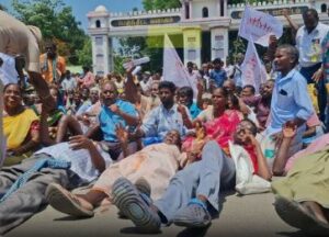 மாதாந்திர உதவித்தொகையை ரூ.6,000 ஆக உயர்த்தக் கோரிக்கை: விழுப்புரம் ஆட்சியர் அலுவலகம் முன் மாற்றுத்திறனாளிகள் திடீர் சாலை மறியல்!