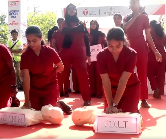 திடீரென யாராவது மயங்கி விழுந்தால் CPR செய்வது எப்படி? – மக்களுக்கு தெளிவாக எடுத்துக்கூறிய மாணவிகள், அவசர நேரத்தில் உயிரைக் காப்பாற்றும் முதலுதவி குறித்து செயல்விளக்கம் – பொதுமக்களிடம் விழிப்புணர்வு
