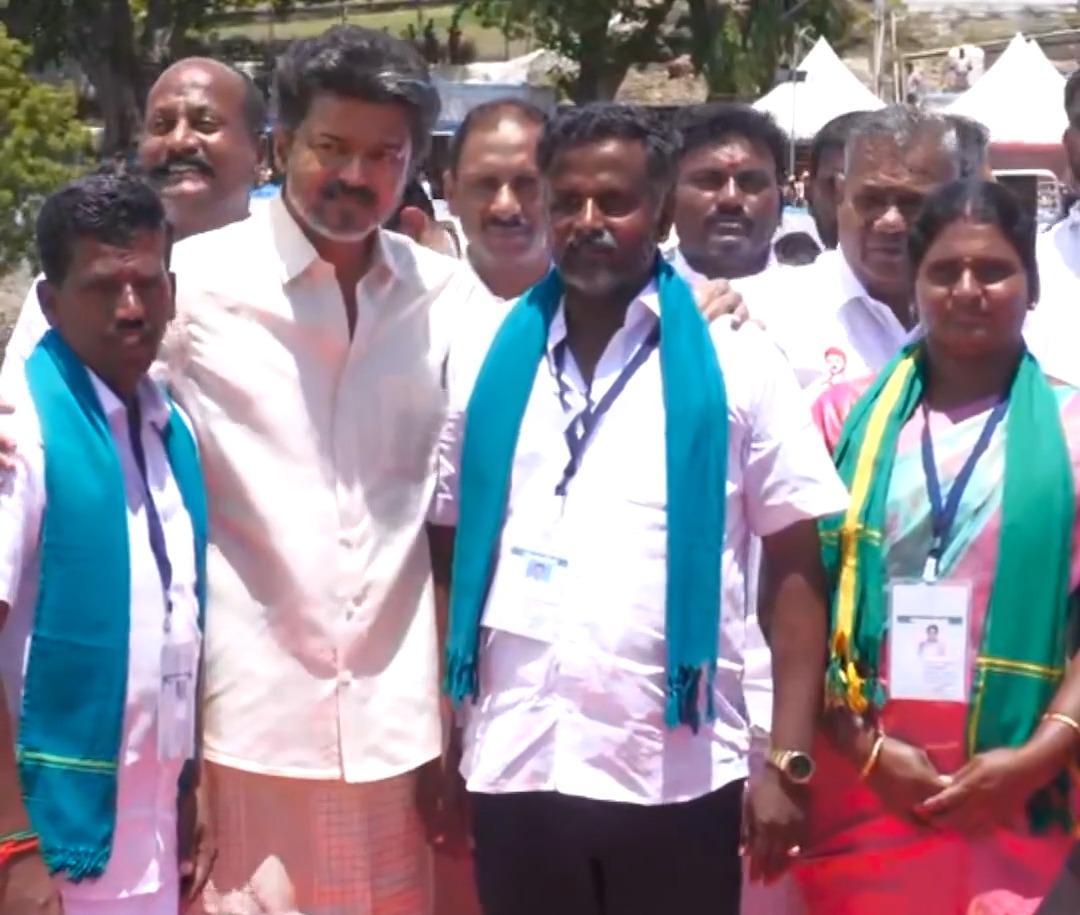 விவசாயியின் தோளில் கைபோட்டு அன்பு நெகிழ்ச்சி: மேட்டூர் அணையில் முதலமைச்சர் விஜய்!
