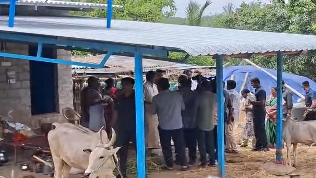 திடீரென விவசாயி வீட்டிற்குச் சென்ற முதலமைச்சர் விஜய்: கையைப் பிடித்து அன்போடு அழைத்துச் சென்ற மூதாட்டி!