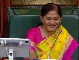 சபாநாயகர் இருக்கையில் அமர்ந்து வரலாற்றுச் சாதனை படைத்தார் தவெக எம்.எல்.ஏ சத்யபாமா வரலாற்றுச் சிறப்புமிக்க லேடி வெலிங்டன் ஆசனத்தில் அமர்ந்த பெண் தலைவருக்குச் சட்டப்பேரவையில் பலத்த வரவேற்பு
