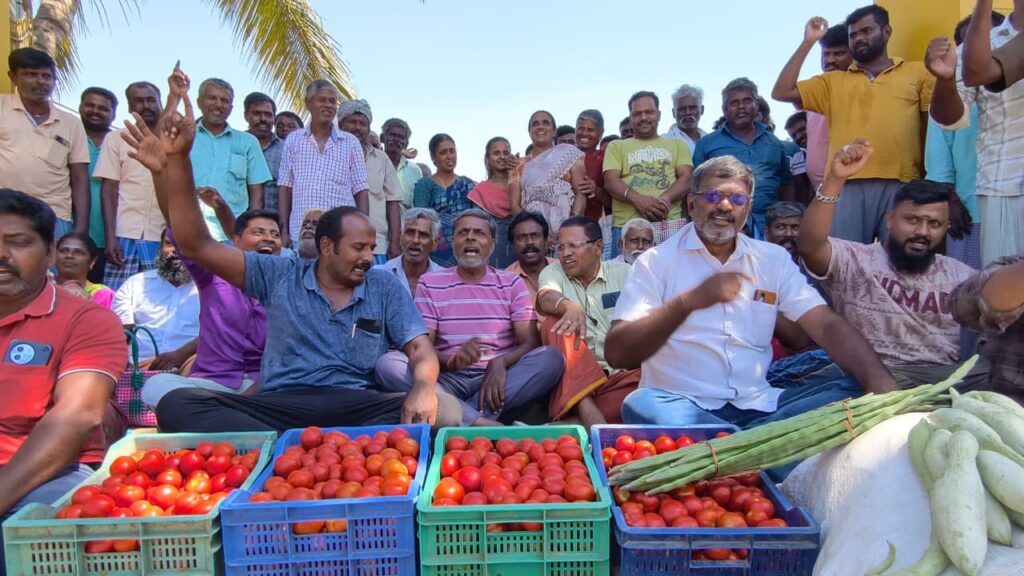 கோவை சிங்கநல்லூர் உழவர் சந்தை ஆக்கிரமிப்புகளை அகற்றக் கோரி விவசாயிகள் காத்திருப்பு போராட்டம்!