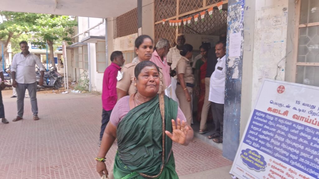 உளுந்தூர்பேட்டை வட்டாட்சியர் அலுவலகம் முன்பு பெண் தீக்குளிக்க முயற்சி: நில ஆக்கிரமிப்பைக் கண்டித்து அலறல்!