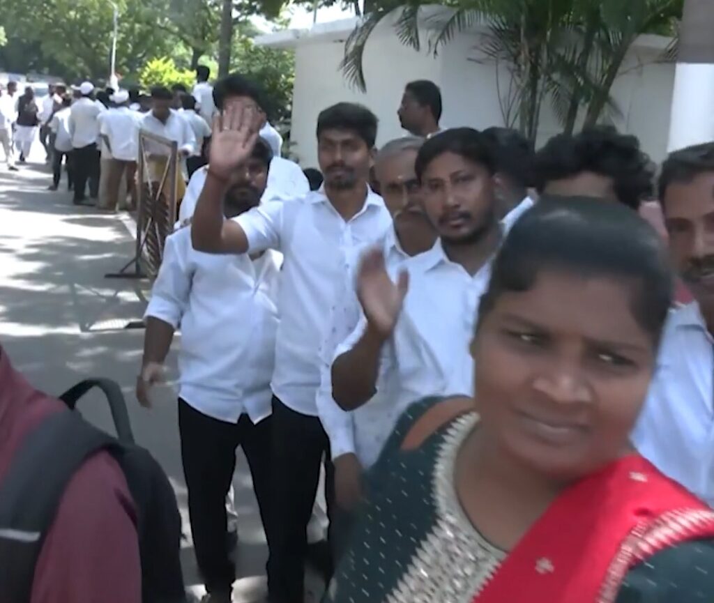 பேரவையில் தினம் தினம் அனல் பறக்கும் விவாதம்: நேரடியாகக் காணத் தலைமைச் செயலகத்தில் குவிந்த மக்கள்