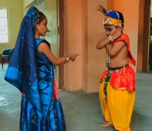 ராதையின் கோபத்தைத் தணிக்க தோப்புக்கரணம் போட்ட கிருஷ்ணன்: மழலைகளின் அபிநயத்தில் உயிர்பெற்ற புராண நிகழ்வு!
