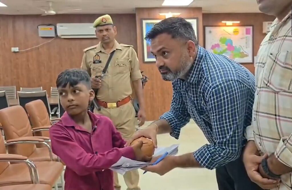 நேபாளத்திற்கு உதவிக்கரம் நீட்டிய 6 வயது சிறுவன்: வெள்ள மீட்பு பணிகளுக்காக தனது சேமிப்பை வழங்கிய அர்பாஸ் ஷேக்கிற்கு குவியும் பாராட்டு!