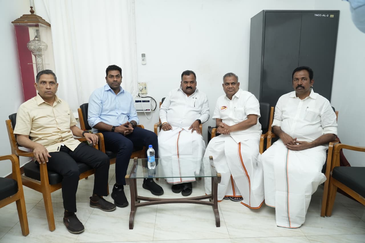தவெக கூட்டணிக் கட்சிகள் ஆலோசனைக் கூட்டம்: சத்தியமூர்த்தி பவனில் தமிழ்நாடு காங்கிரஸ் தலைவருடன் அமைச்சர்கள் புஸ்ஸி ஆனந்த், ஆதவ் அர்ஜூனா சந்திப்பு