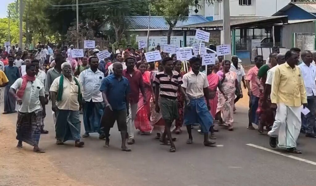 டாஸ்மாக் கடையை அகற்றக் கோரிப் போராட்டம்: அரியலூரில் பொதுமக்கள் - போலீசார் இடையே கடும் தள்ளுமுள்ளு!