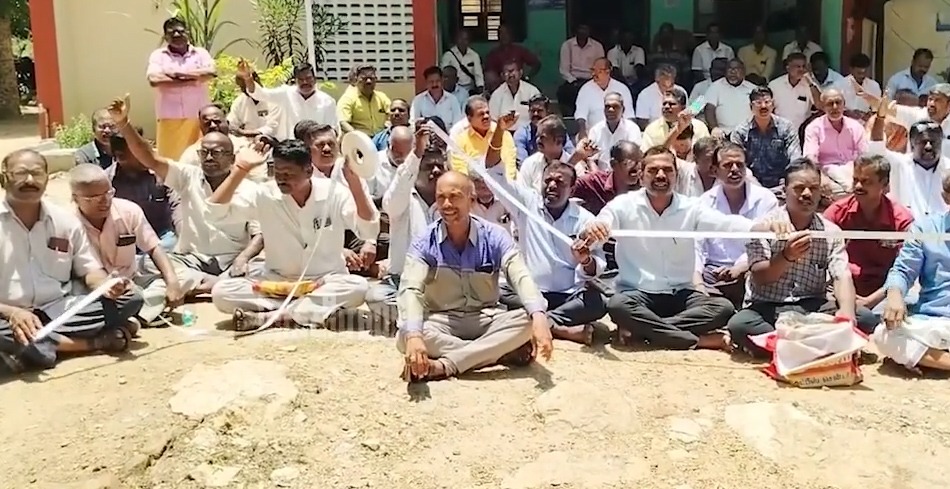 பாட்டிலை திரும்ப வாங்க மாட்டோம்! — வீதிக்கு வந்து ஆர்ப்பாட்டத்தில் ஈடுபட்ட டாஸ்மாக் ஊழியர்கள்!