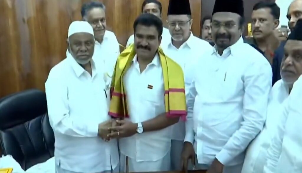 த.வெ.க. கூட்டணிக் கட்சிகள் கூட்டம்: ஐ.யூ.எம்.எல். தலைவருக்கு நேரில் சென்று அழைப்பு விடுத்த அமைச்சர் நிர்மல் குமார்!