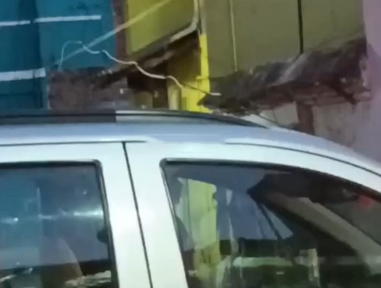 காரின் கூரை மேல் பாம்பு - அலறிய மக்கள், தப்பிய ஓட்டுநர்!