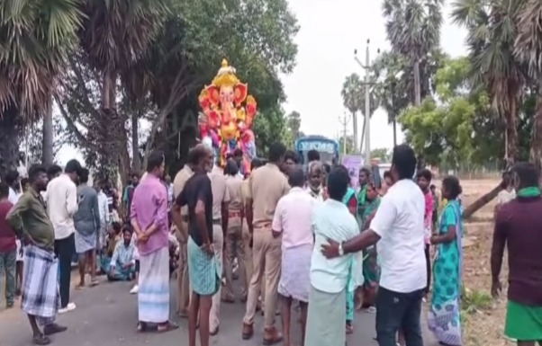 சிதம்பரம் அருகே விநாயகர் சிலை ஊர்வலத்திற்கு எதிர்ப்பு: பிரதான சாலையில் மக்கள் மறியல் – தீவிர பேச்சுவார்த்தையில் போலீசார்!