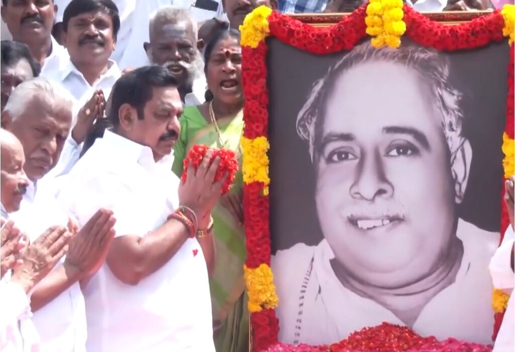 பேரறிஞர் அண்ணாவின் பிறந்தநாள்: மாலை அணிவித்து எடப்பாடி பழனிசாமி மரியாதை!