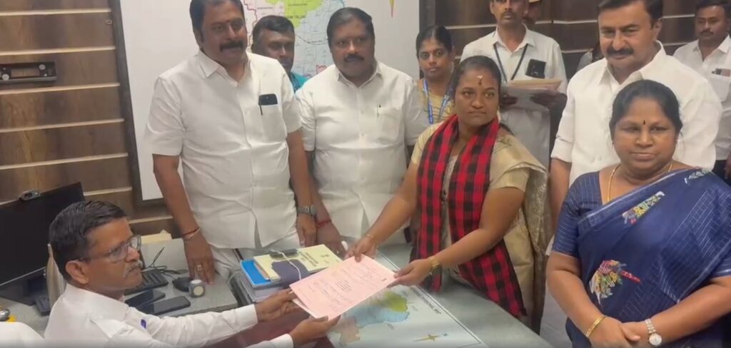 தாராபுரம் இடைத்தேர்தல்: தி.மு.க வேட்பாளர் சுகன்யா உற்சாகத்துடன் வேட்புமனு தாக்கல்!